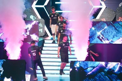ONKLUB team entrance through pink smoke